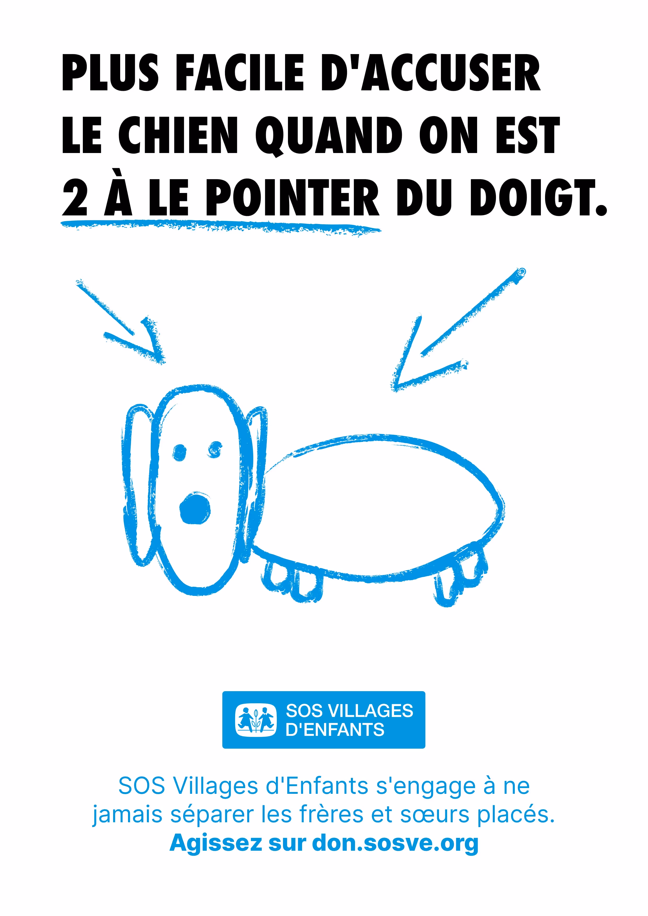Affiche avec texte en noir disant qu'il est plus facile d'accuser le chien lorsque deux personnes le pointent du doigt, accompagnée d'un dessin simple en bleu d'un chien et du logo SOS Villages d'Enfants avec un message d'engagement à ne jamais séparer les frères et sœurs placés.